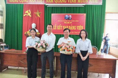 Chi bộ 3 thuộc Đảng bộ trường THPT Krông Bông tổ chức kết nạp Đảng cho 02 học sinh